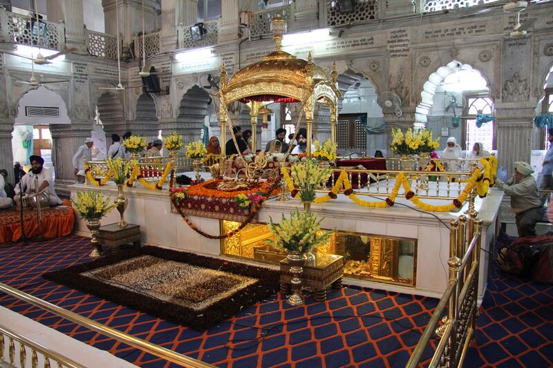 ملف:Interior-view-Gurudwara-Sis-Ganj-Sahib.jpg