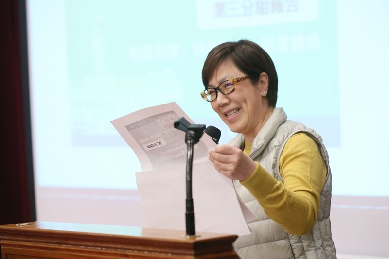 ملف:01.22 台灣綜合研究院李安妮副院長，於「年金改革國是會議」閉幕儀式上公布分組報告 (31613622834).jpg