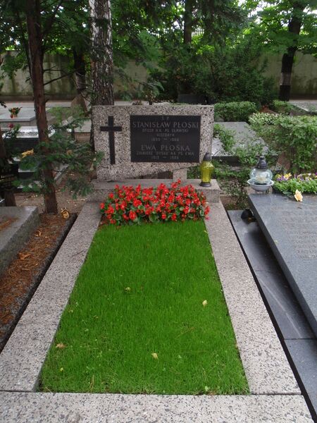 ملف:Grob Stanislawa Ploskiego.JPG
