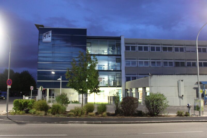 ملف:HTL Wiener Neustadt nachts.jpg