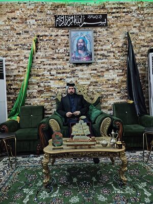 السيد احمد العزي جالس في صدر التكية.jpg