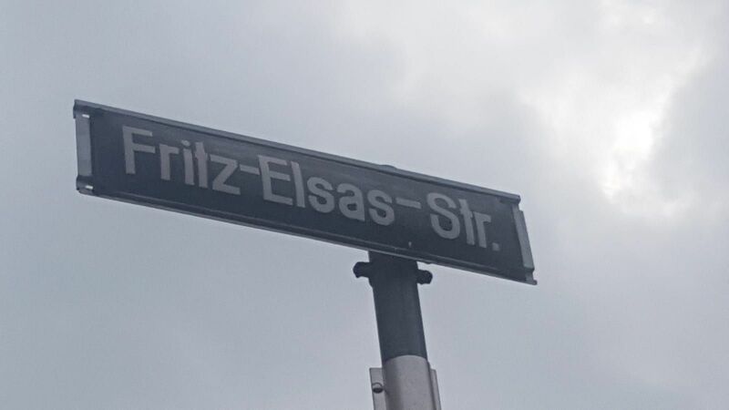 ملف:Fritz Elsas Straßenschild.jpg