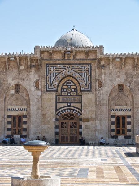 ملف:Inside great mosque Aleppo.jpg