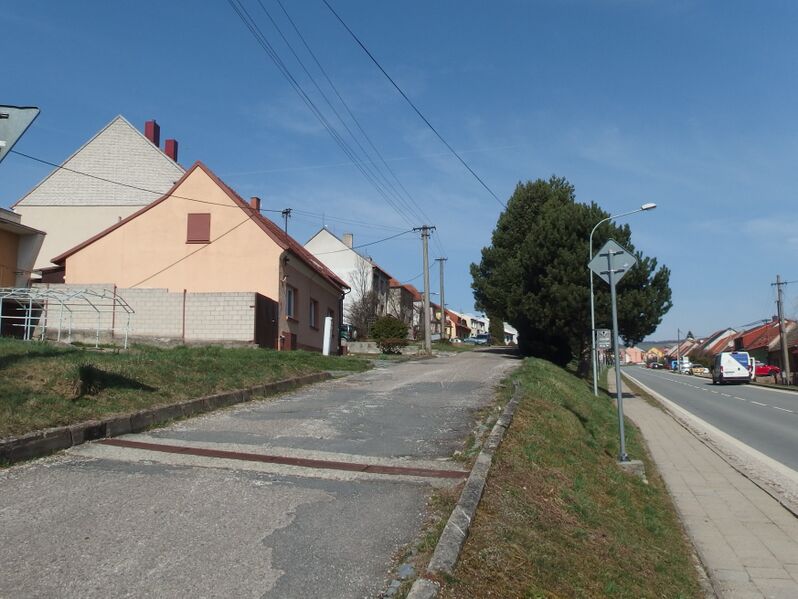 ملف:Strání-Květná, J. A. Komenského.jpg