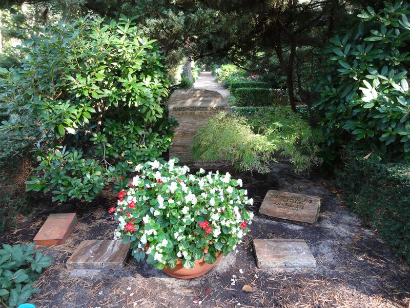 ملف:Waldfriedhofdahlelm ehrengrab Hoppe, Hans-Günter.jpg