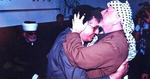 ياسر عرفات يقبل رأس سميح القاسم