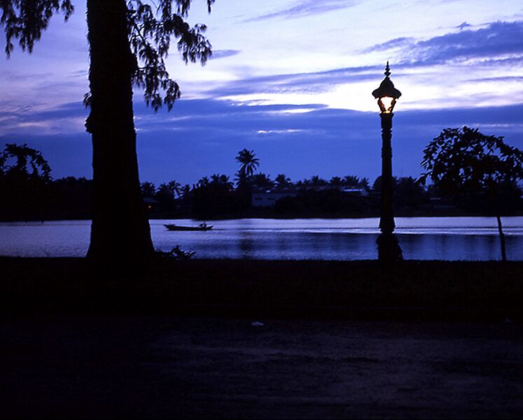 ملف:Kampot riverside.jpg