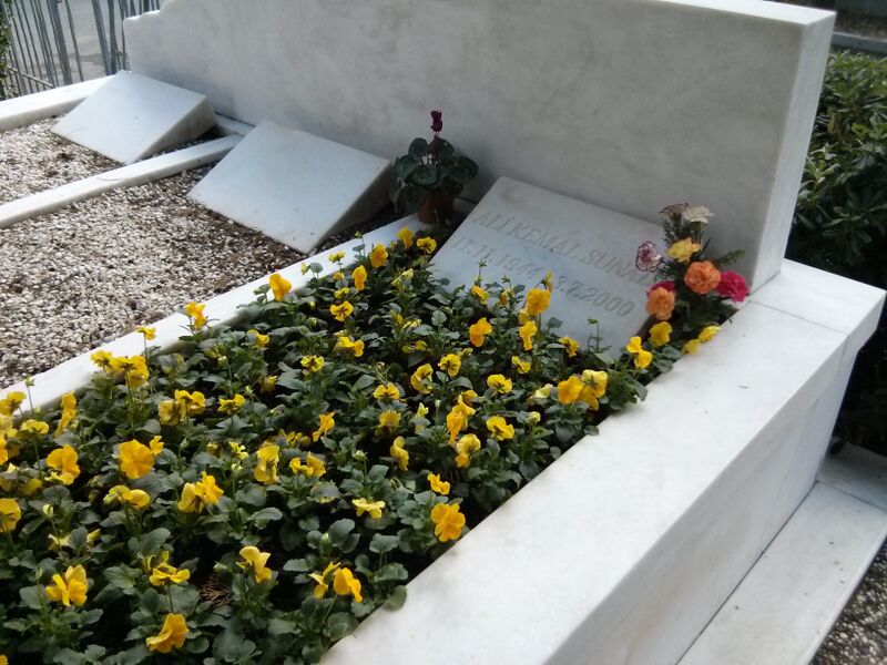 ملف:Kemal Sunal mezar.jpg