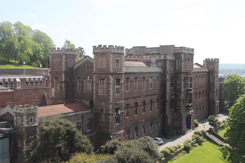 ملف:Queen Elizabeth's Hospital.jpg