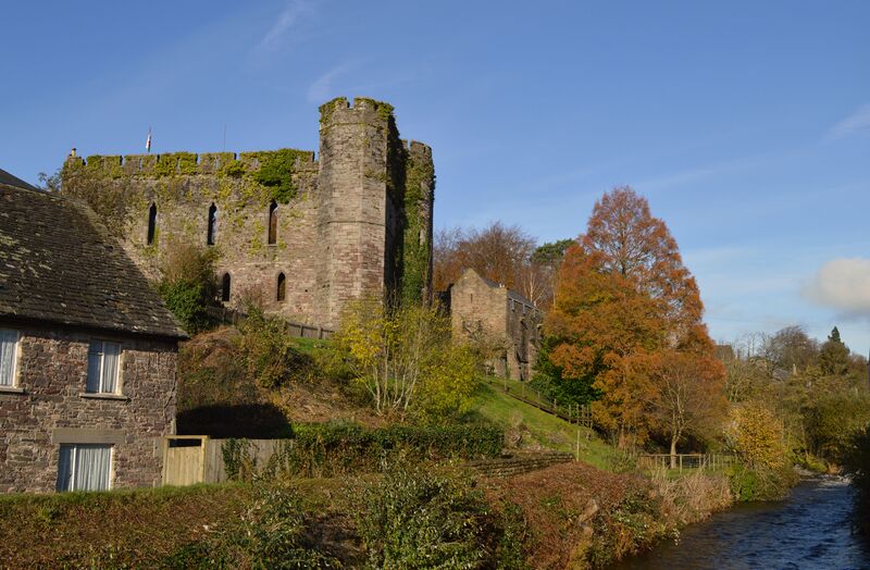 ملف:Brecon Castle (geograph 4250259).jpg