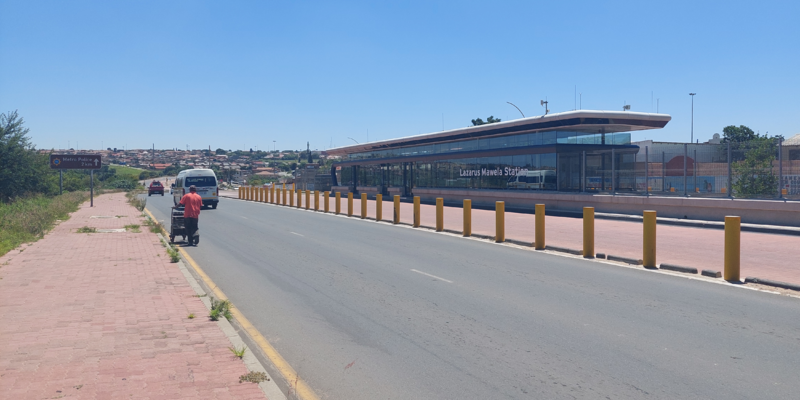 ملف:Lazarus Mawela Station-Tembisa.png