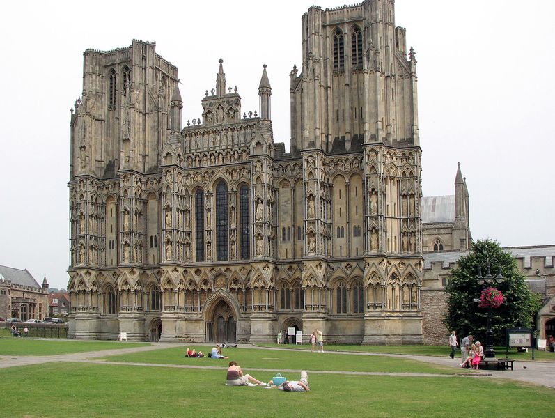 ملف:Wells.cathedral.front.arp.jpg
