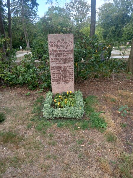 ملف:Grab Adolf Bierwirth.jpg