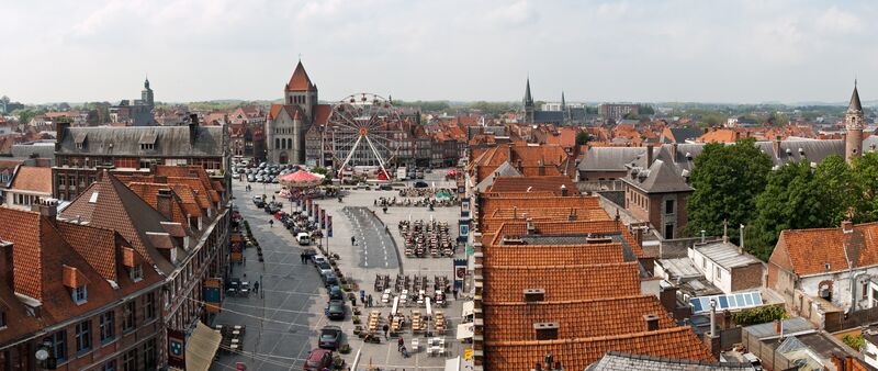ملف:La Grand-Place de Tournai.jpg