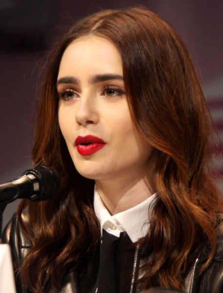 ملف:Lily Collins WonderCon 2013.jpg