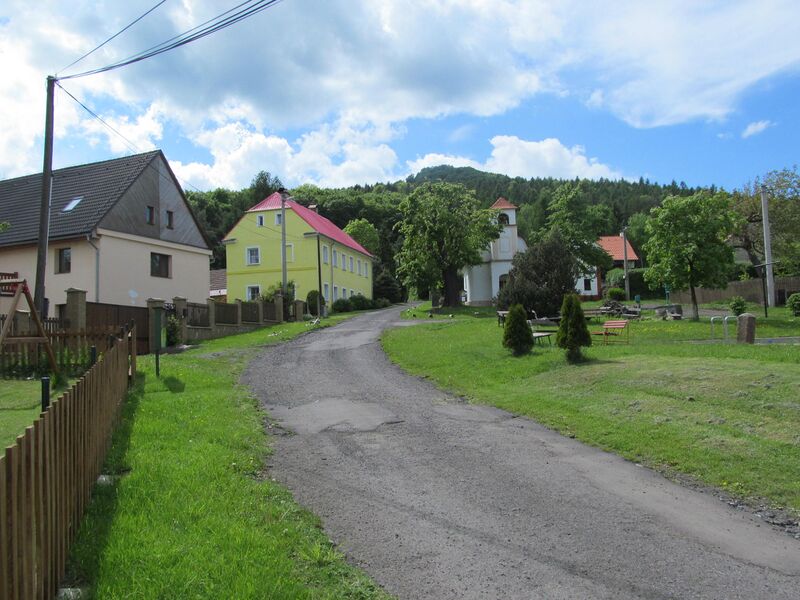 ملف:Kletečná náves.JPG