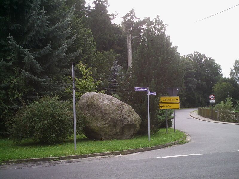 ملف:Findling Niedersteinbach (Penig).JPG