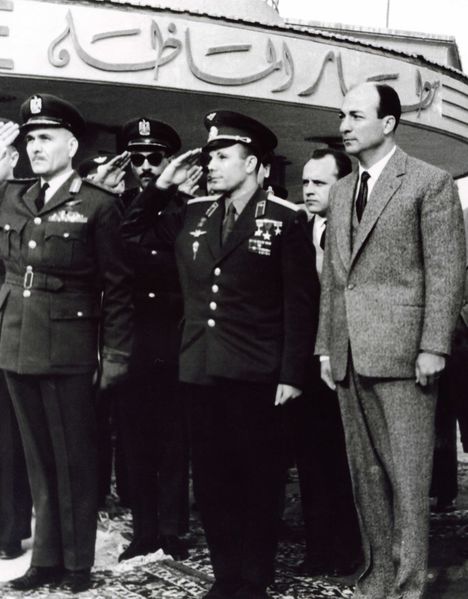 ملف:Yuri Gagarin and Zakaria Mohieddin 05-02-1962 Cairo Almaza Air Base.jpg