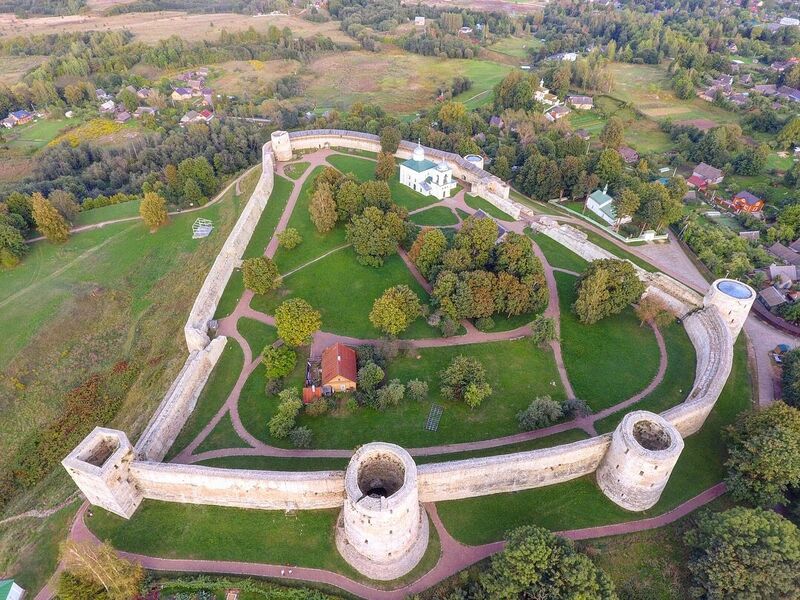 ملف:Изборская крепость. Вид сверху.jpg