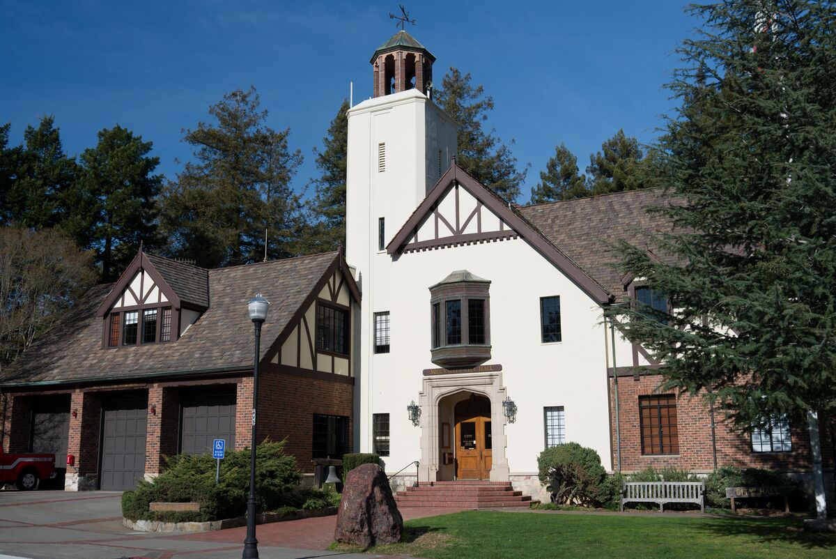 ملفMill Valley, city hall (2012).jpg المعرفة