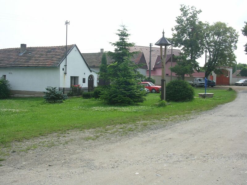 ملف:Mlčechvosty, náves (01).jpg