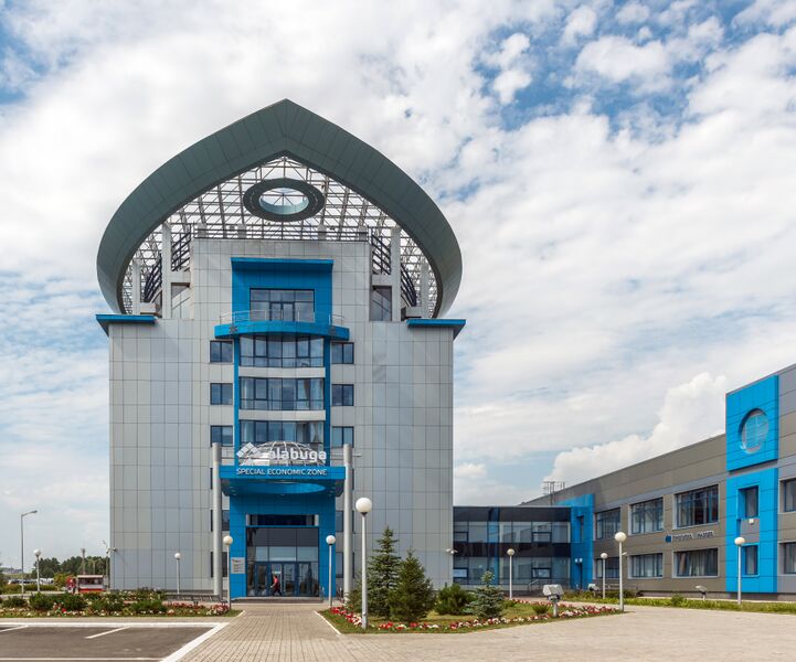 ملف:Alabuga main building 2017.jpg