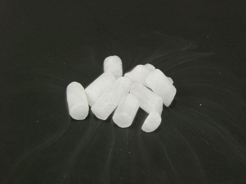 ملف:Dry Ice Pellets Subliming.jpg