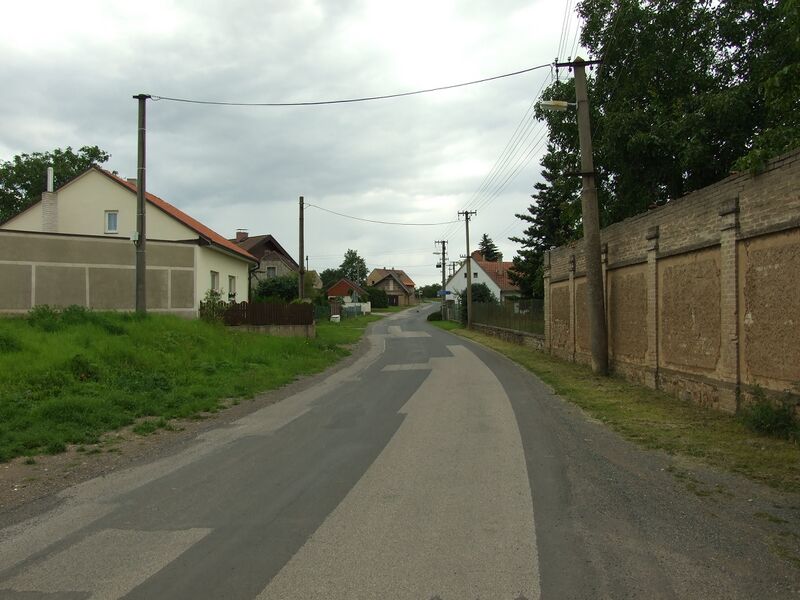 ملف:Mezouň, cesta obcí.JPG