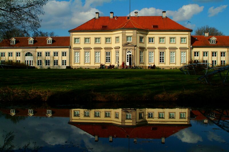 ملف:Wallmodenpalais Palaisgarten Frühling Café.jpg