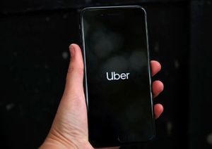 شعار أوبر يظهر على هاتف محمول.JPG