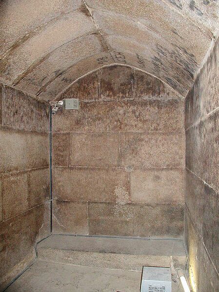 ملف:17 menkaure burial chamber.jpg