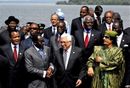 من اليسار، رئيس بوركينا فاسو بلايس كومپوره، روبرت موگابه، زيمبابوي، محمود عباس، فلسطين، معمر القذافي، ليبيا ورؤساء آخرون على ضفاف بحيرة فيكتوريا، قمة الاتحاد الأفريقيا، اوغندا، 2010
