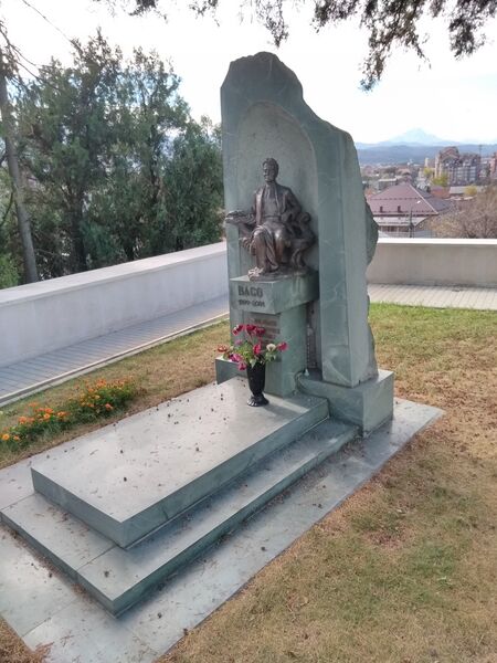 ملف:Могила Васо Абаева.jpg