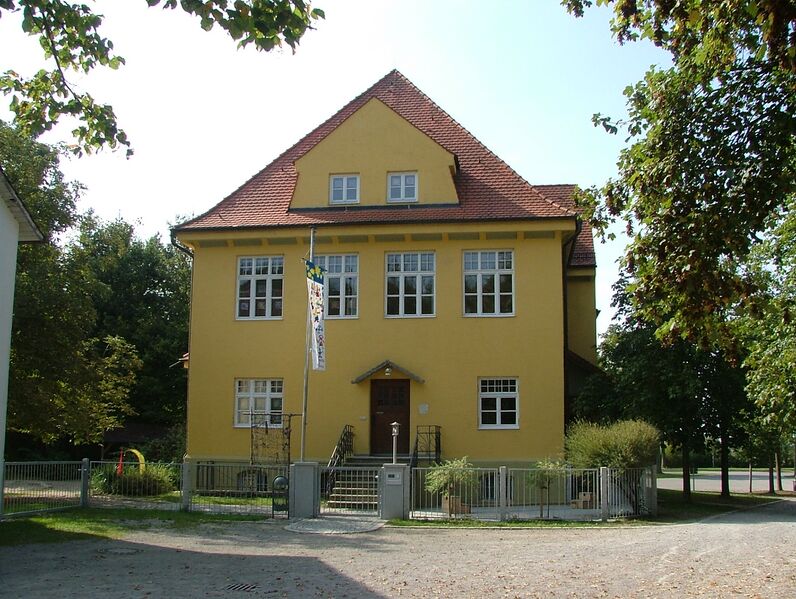 ملف:Schule Obermeitingen.jpg