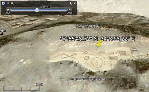 نجمة داود وشعار اللواء (ألوف) الإسرائيلي على قمة جبل، بإحداثيات النقطة. الصورة موجودة في جوجل إيرث إذا عدت إلى تارخ صور النقطة في 18 ديسمبر 2010.