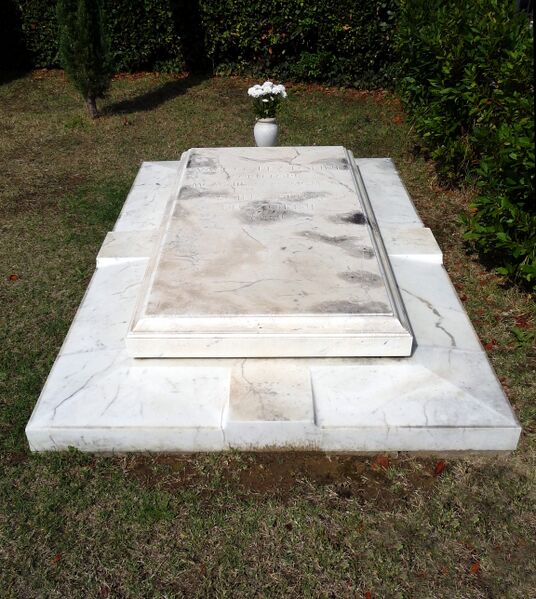 ملف:Tomba Vasco Pratolini, Firenze.JPG