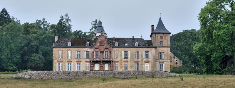 ملف:Birtrange Castle front 01.jpg