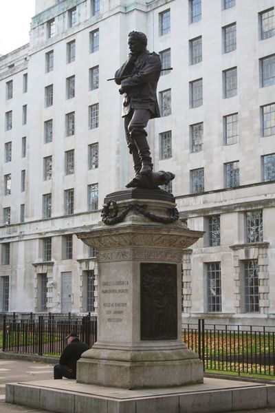 ملف:General Gordon statue, Embankment, London.jpg