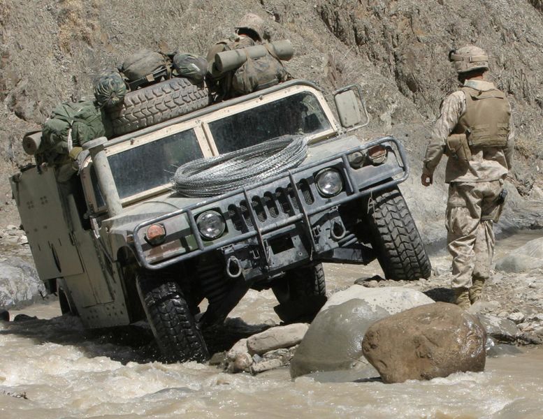 ملف:Humvee in difficult terrain.jpg