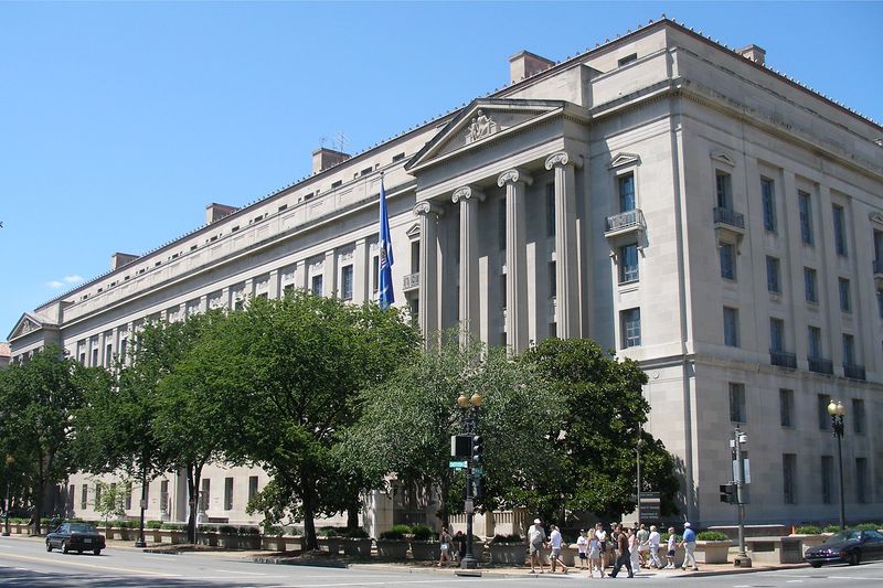 ملف:U.S. Department of Justice headquarters, August 12, 2006.jpg