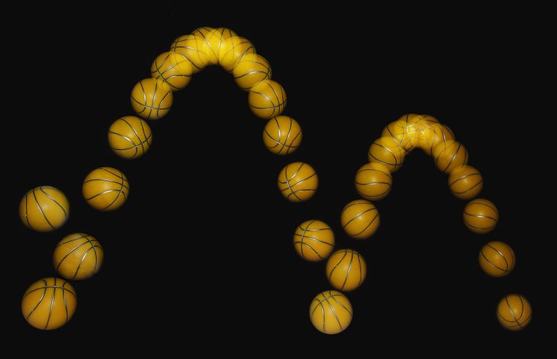 ملف:Bouncing ball strobe edit.jpg