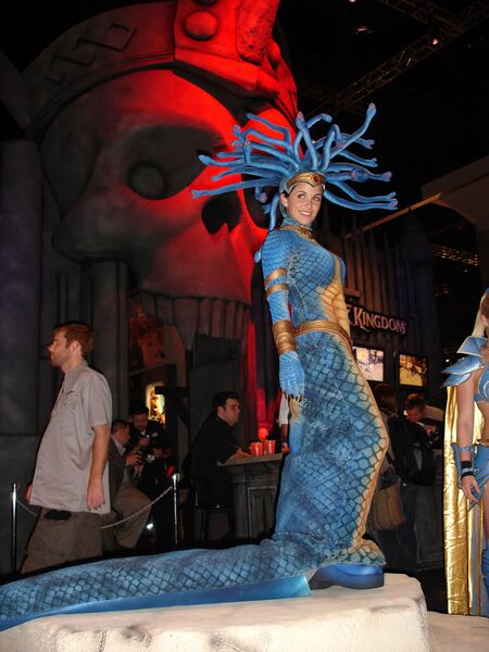 ملف:E3 2006 medusa costume.jpg