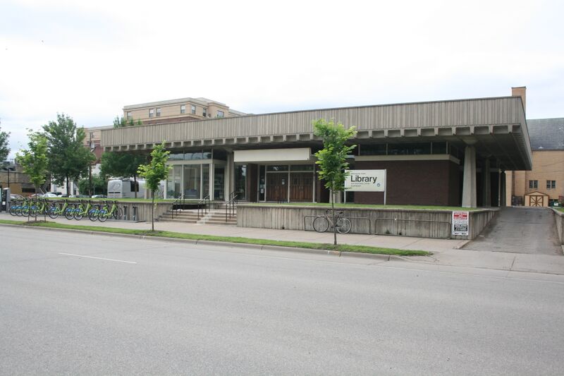 ملف:Southeast Community Library, 2013.jpg