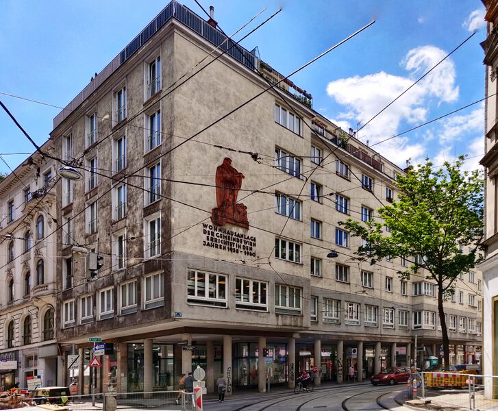 ملف:2020-05-30 Gemeindebau Westbahnstraße 1.jpg