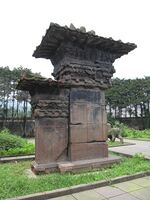 A stone-carved pillar-gate, or que (闕), 6 m (20 ft) in total height, located at the tomb of Gao Yi in Ya'an. (Eastern Han dynasty.)[385]