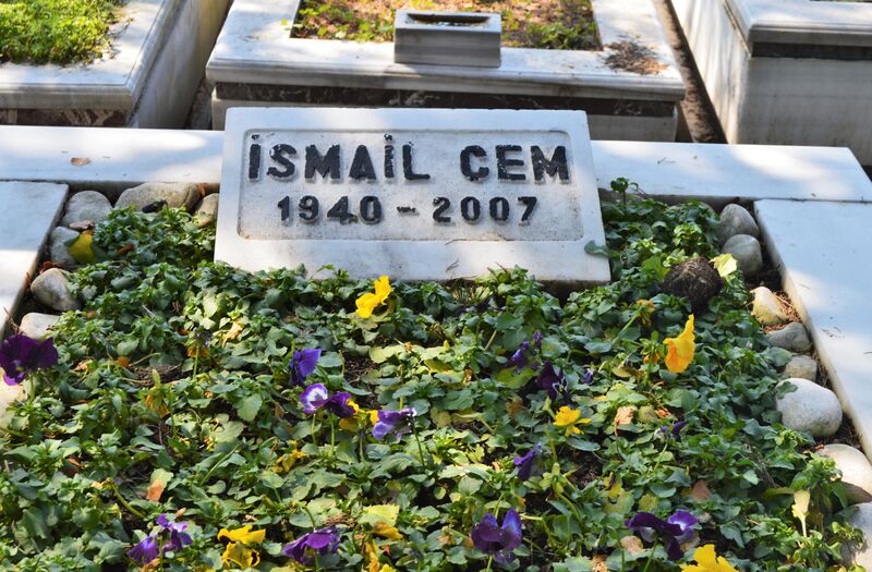 ملف:Gravestone of İsmail Cem.jpg