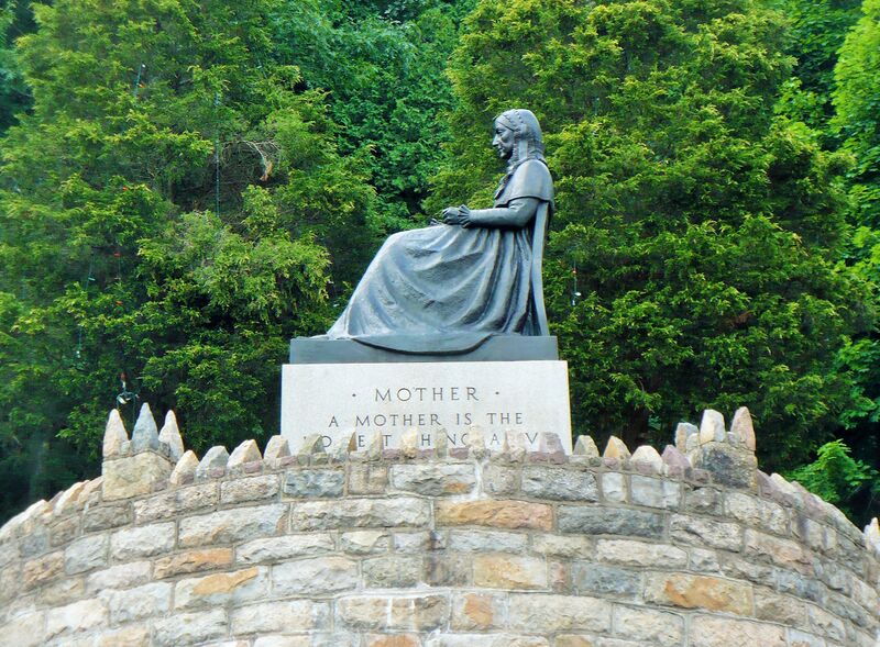 ملف:Mothers' Memorial.JPG