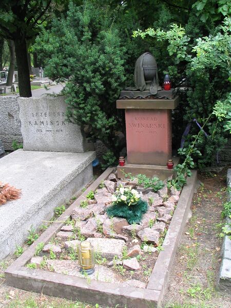 ملف:Nagrobek konrad swinarski.JPG