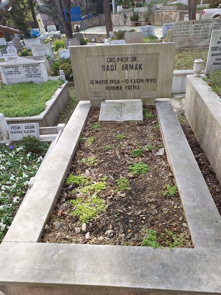 ملف:Grave of Sadi Irmak.jpg