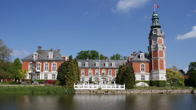 ملف:Hvedholm Slot.JPG